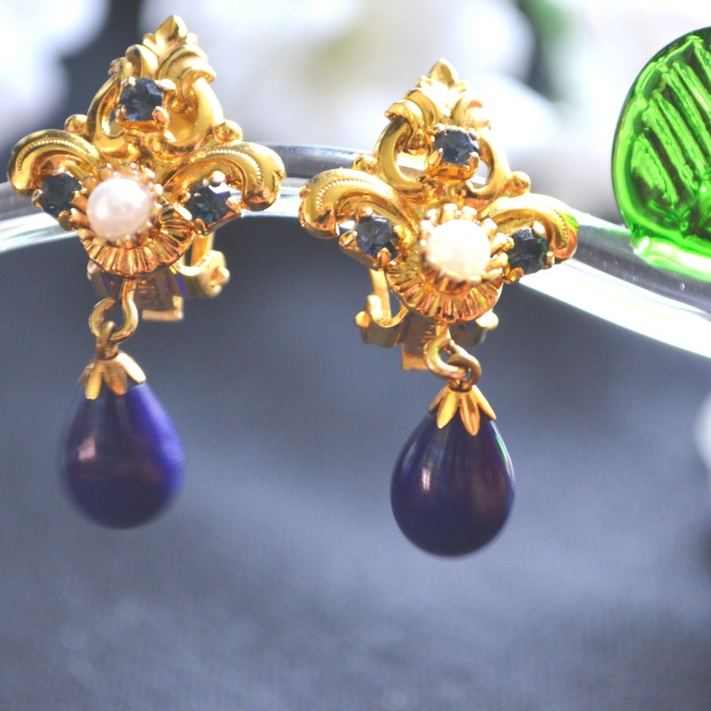 ❤️BOGOAustrian Blue and pearl Clip Earrings